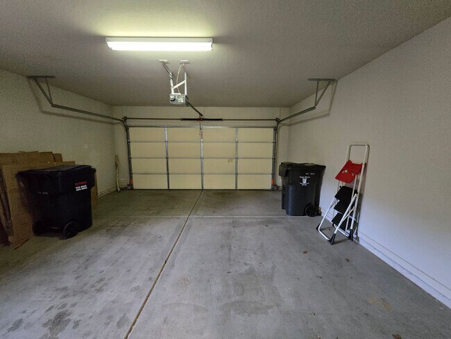 Building Photo - Furnished, Long-Term Rental Minimum 6 months rental.