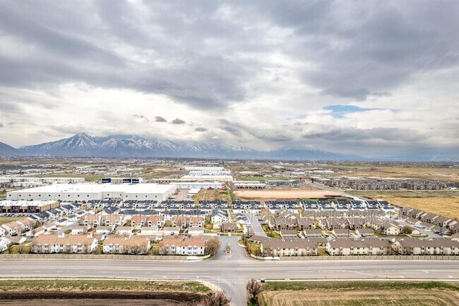 Building Photo - 2485 450 S