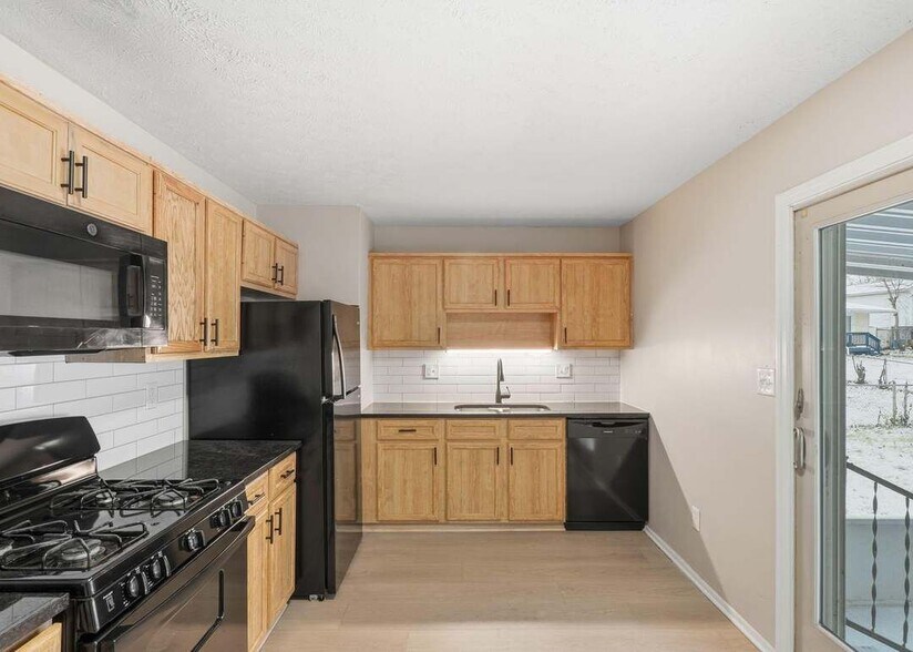 Building Photo - 2526 Queenswood Dr