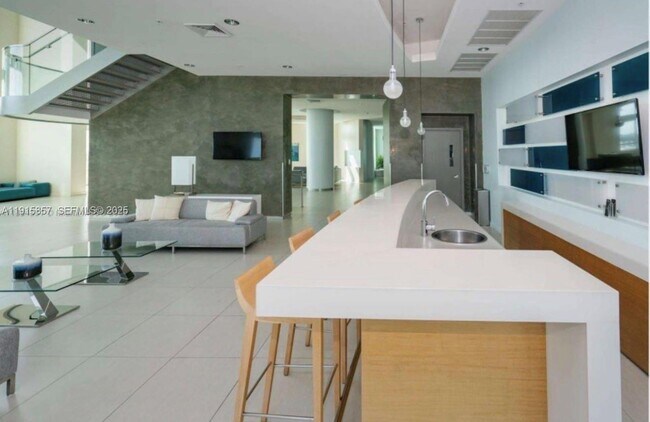 Building Photo - 1900 N Bayshore Dr