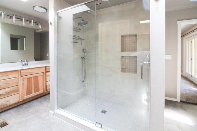 Building Photo - 4 BD, 4 BA House in Kennewick- Views of th...