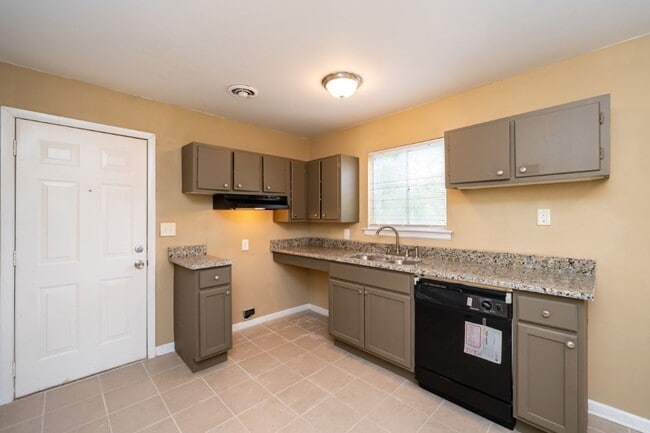 Building Photo - 213 Pine St