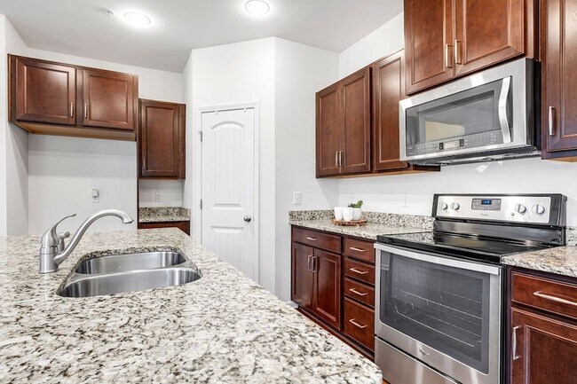 Building Photo - 1038 Livingstone Ln