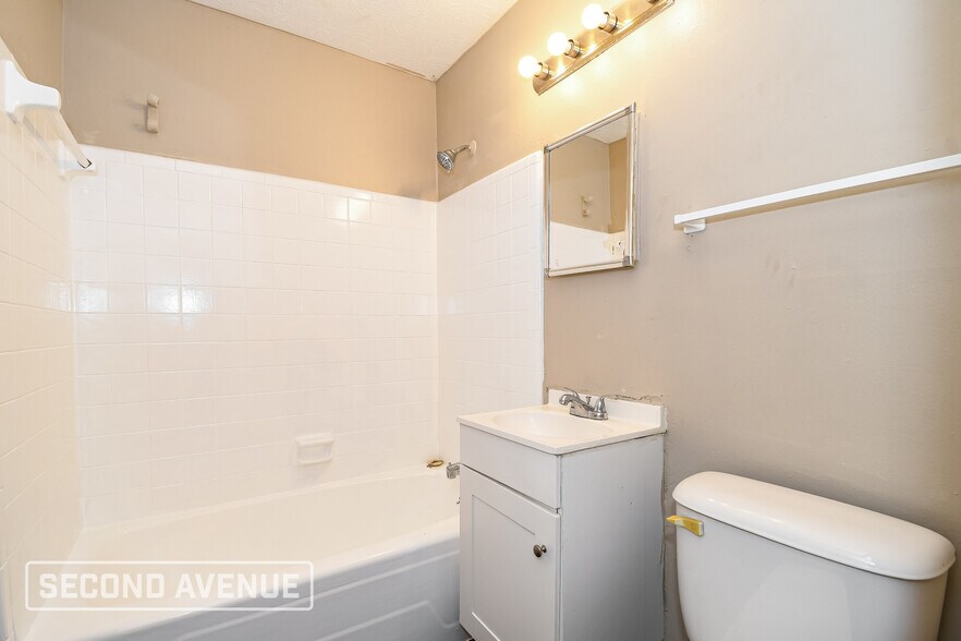 Building Photo - 2318 Looking Glass Ln