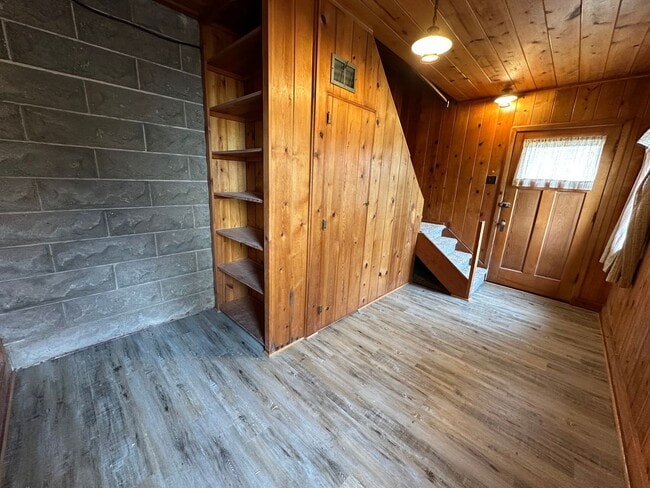 Building Photo - 103 E Park Ln