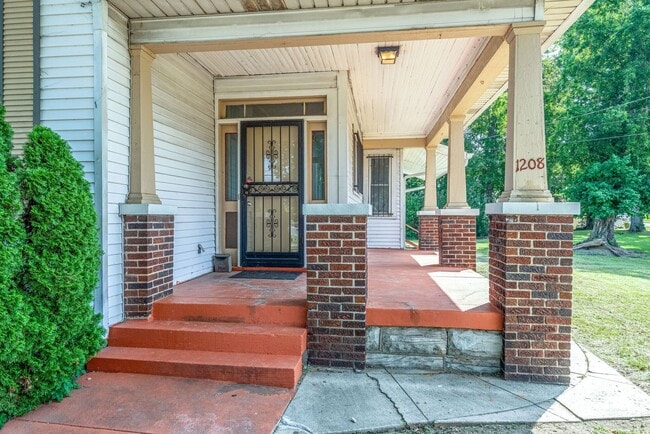 Building Photo - Charming 4-Bed Home Minutes from Downtown ...