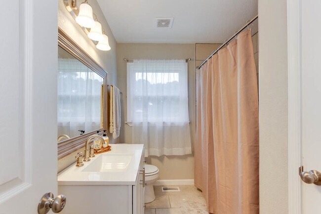 Building Photo - 1011 Robinson Rd