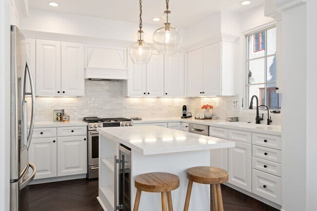 Building Photo - Villa Del Mar~ The Gorgeous gem in the Ame...