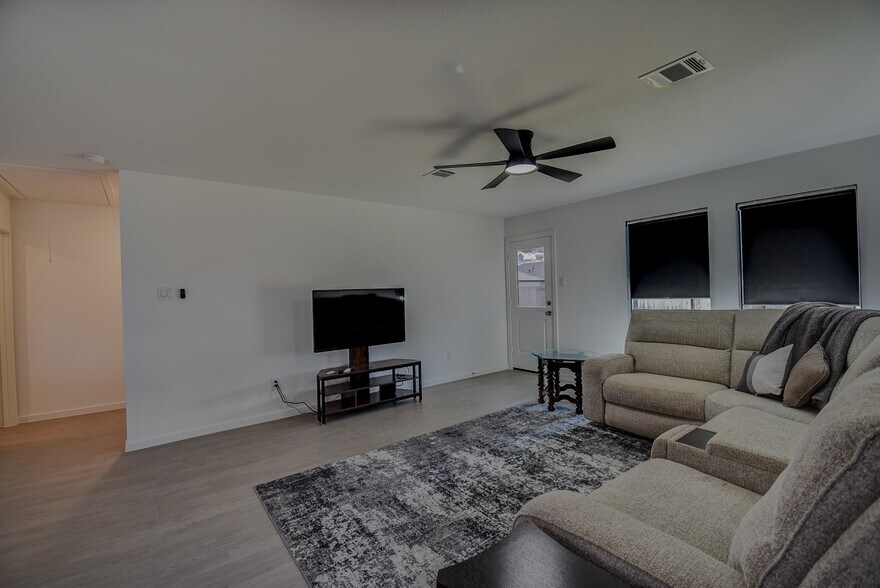 Building Photo - 410 Emma St