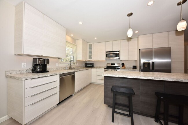 Building Photo - Furnished Mequon 4 bedroom ranch