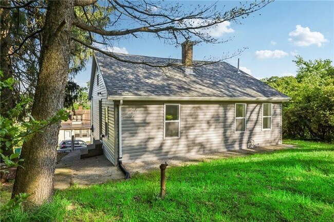 Building Photo - HOME FOR THE HOLIDAYS SPECIAL!-4 BEDROOM HOME IN FOX CHAPEL