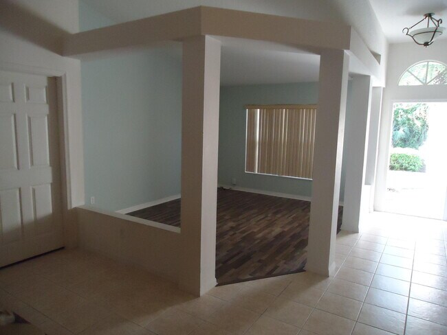 Building Photo - 5824 NW Zenith Dr