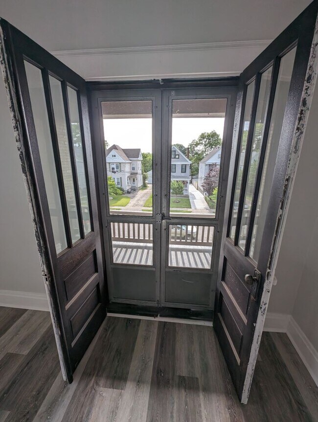 Building Photo - Beautiful Housing Convenient to Xavier Campus with Bonus Room