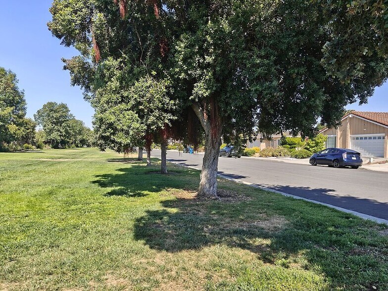 Building Photo - 2086 Fairway Glen Dr