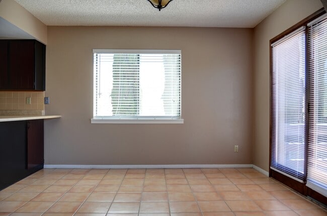 Building Photo - 3 Bedroom, 2 Bath Home in Diamond Valley!