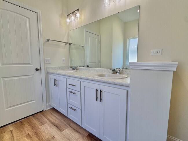 Building Photo - AVAILABLE NOVEMBER [PET FRIENDLY]