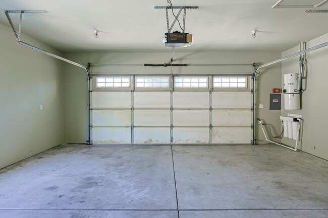 Building Photo - 5BR Home in Ramona Country Estates with Pool & Views