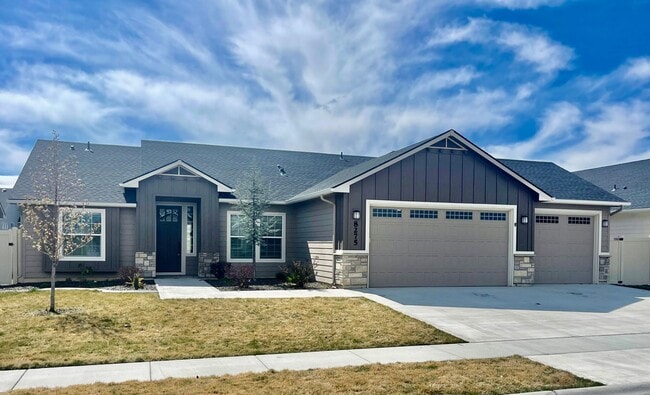 Building Photo - Newer Construction with High End Finishes _ Large 3 Car Garage!!