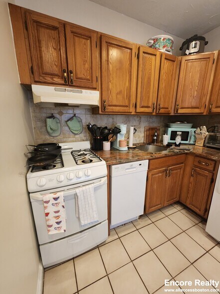 Building Photo - 245 Kelton St