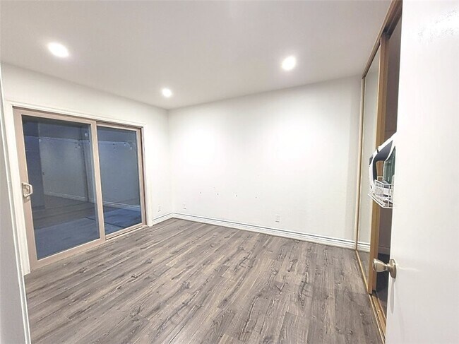 Building Photo - 28506 Barbosa