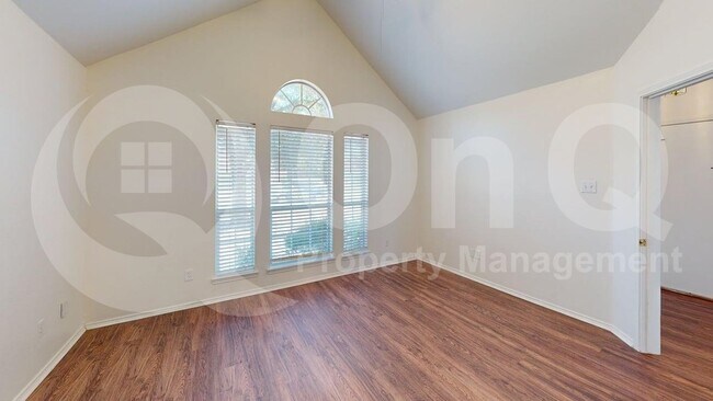 Building Photo - 205 Larkspur Dr