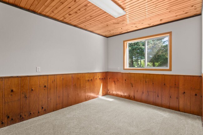 Building Photo - Rent in Andover 4 bd 3 ba 5 garage stalls, 1 AC avail NOW: $2,895/mo plus utilities.