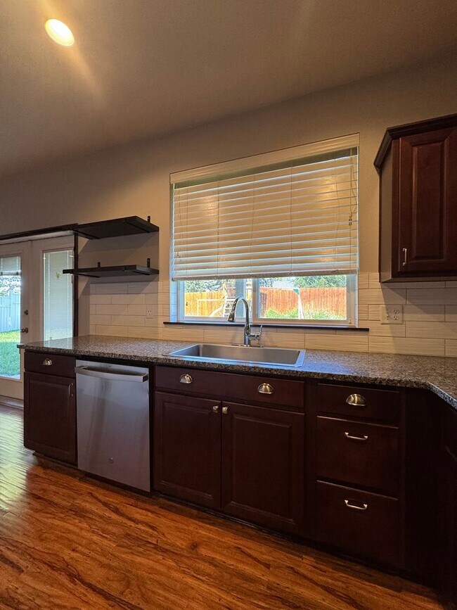 Building Photo - Spacious 5-Bedroom Home with Bonus Living ...