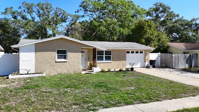 Building Photo - 5913 Appletree Rd