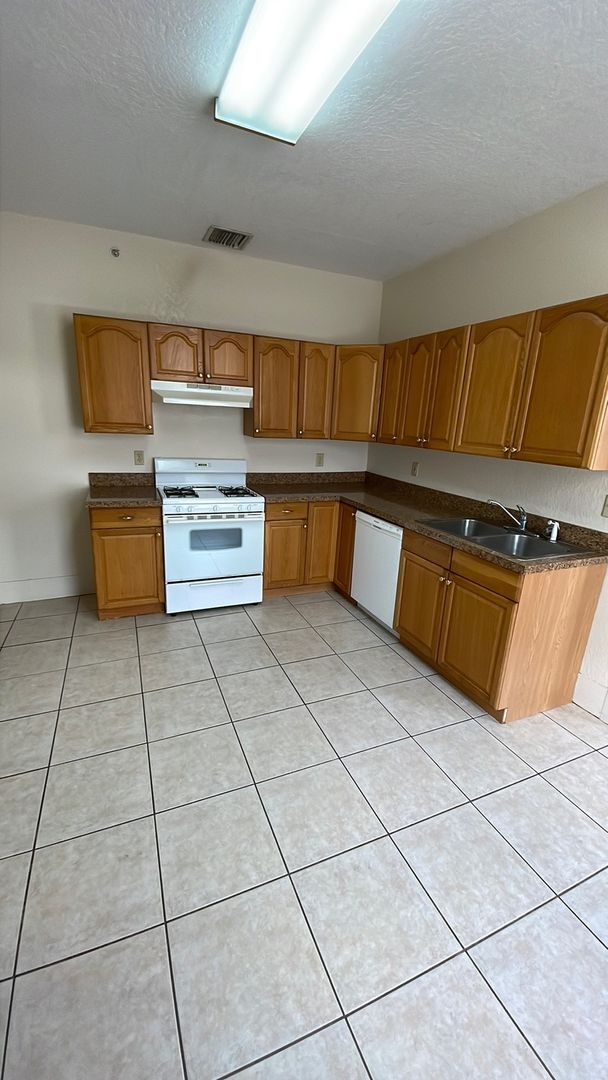 Building Photo - Spacious 2/2 Apartment in Heart of Umatilla!