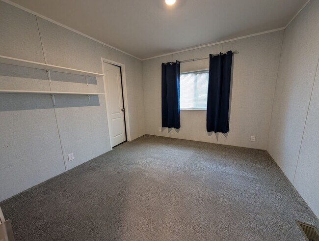 Building Photo - 820 Crest Dr