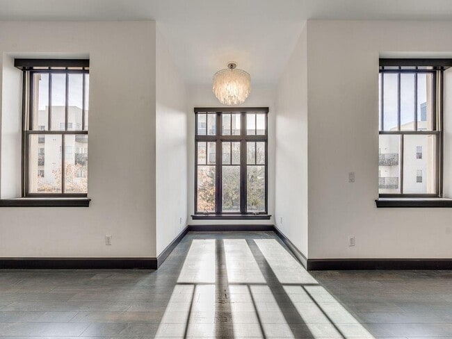 Building Photo - 109 NE 3rd St