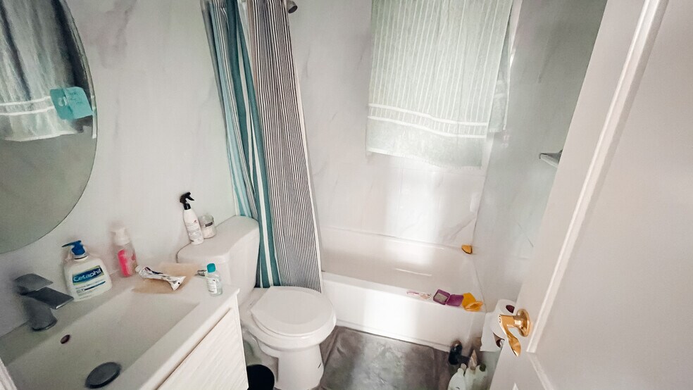 En-suite master bathroom - 740 Putnam Ave