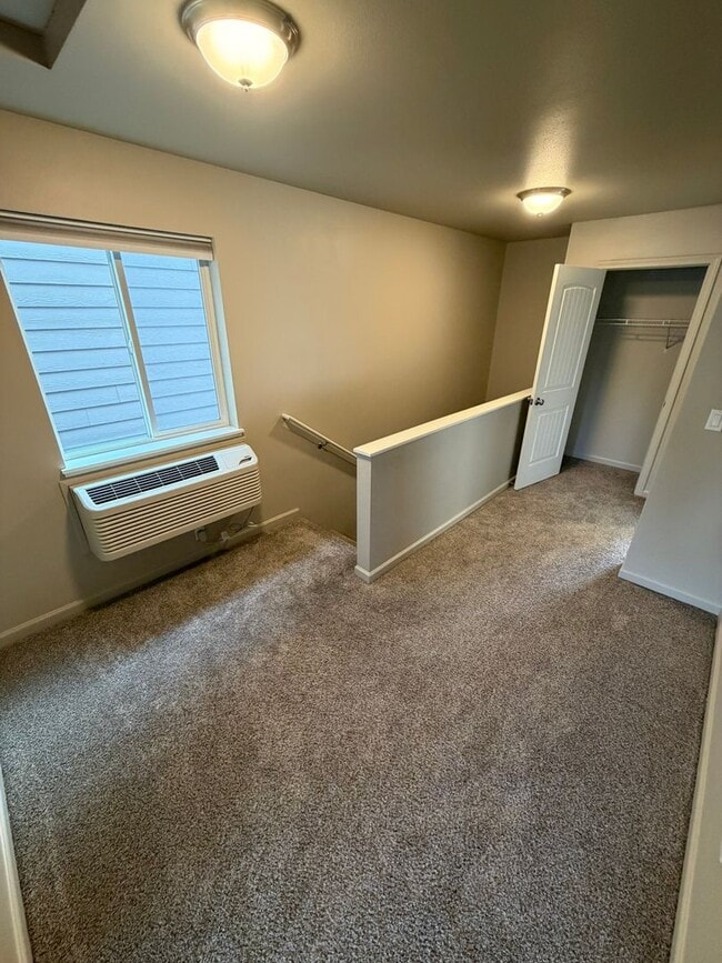 Building Photo - **MOVE IN SPECIAL!** 3 Bedroom Duplex Close to Shopping and Schools!