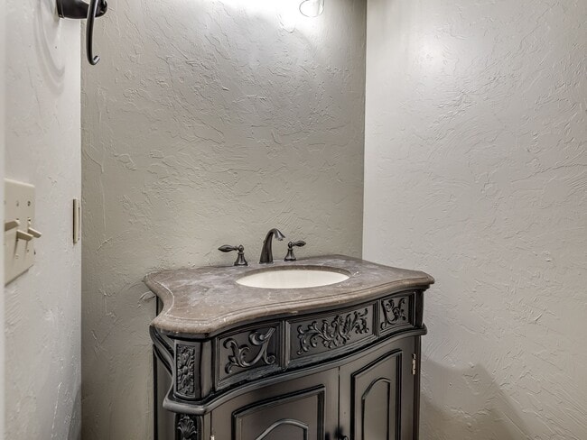 Building Photo - 8900 Belcaro Dr