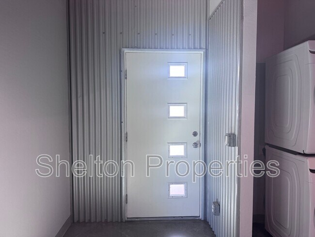 Building Photo - 2121 W Hayward Ave