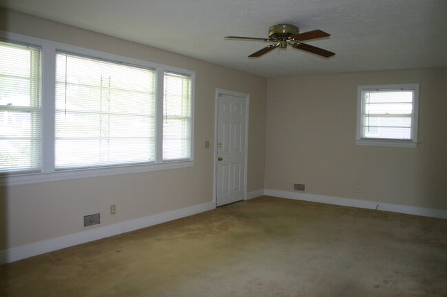 Building Photo - 1116 Deerwood St