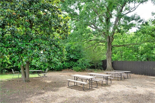 Building Photo - 811 King Rd