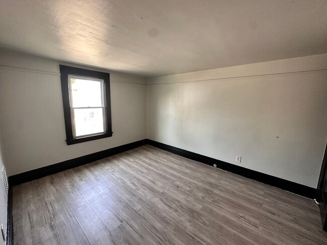 Building Photo - 4 bedroom, House