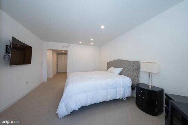 Building Photo - 202 W Rittenhouse Square