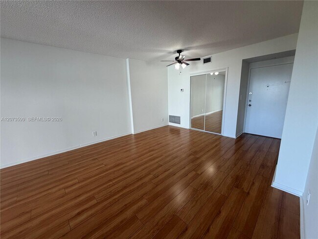 Building Photo - 4200 Hillcrest Dr