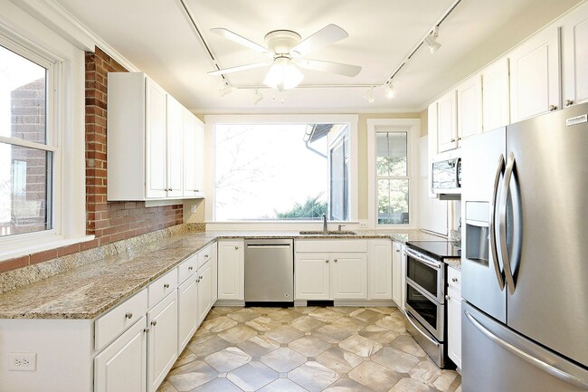 Building Photo - Beautiful Country Home With Picturesque Views