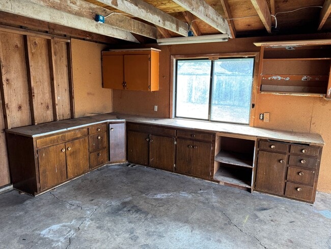Building Photo - Updated 2 bedroom 1 bath house in Eugene!