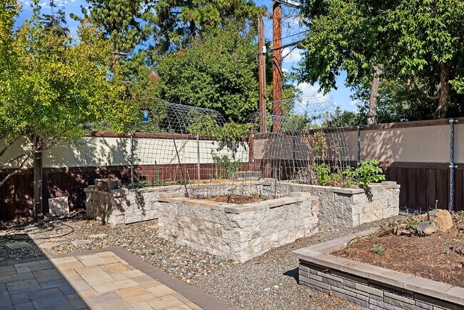 Building Photo - Discover the heart of central Davis living