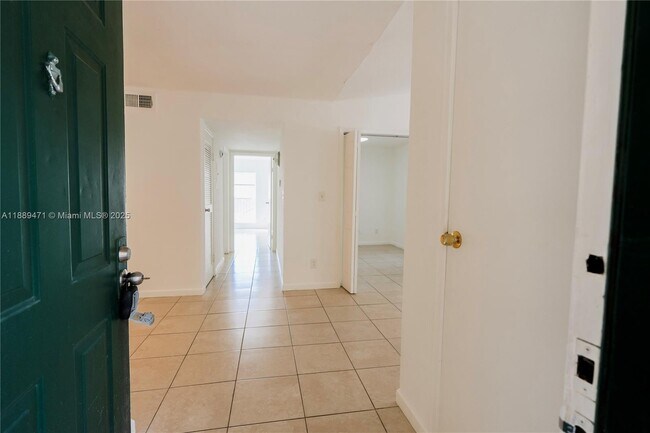 Building Photo - 833 Riverside Dr