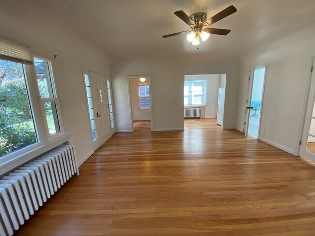Building Photo - 2445 Custer Ave
