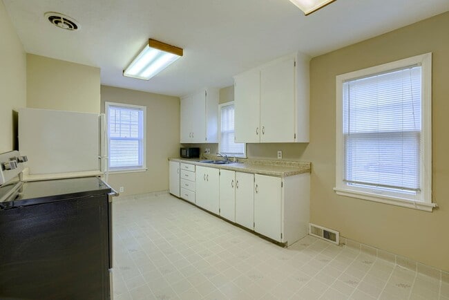 Building Photo - Charming 2 Bedroom With Spacious Living In Benson!!