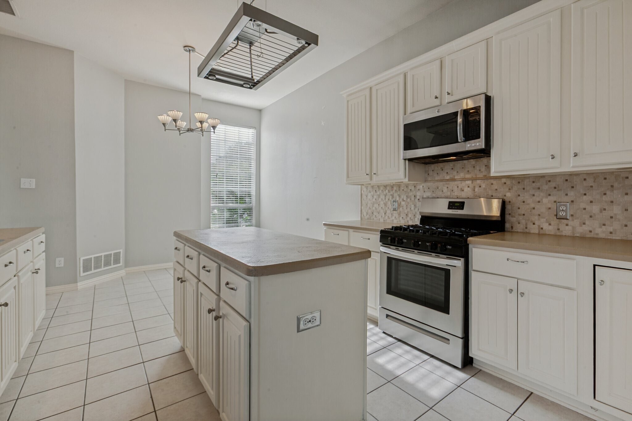 Building Photo - 8400 Pipestone Dr