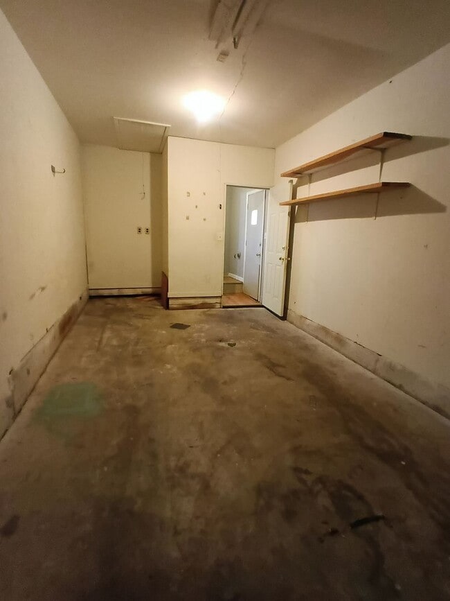 Building Photo - Wonderful Kitchen! New flooring!