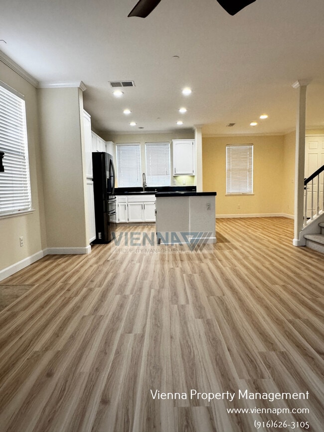 Building Photo - 829 Courtyards Loop