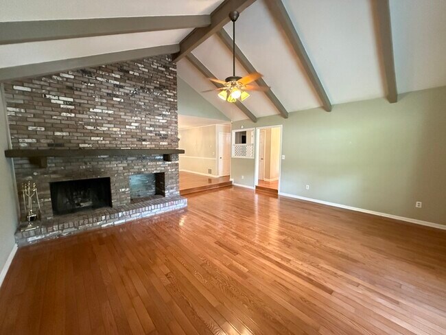 Building Photo - 5556 Hunters Hill Rd
